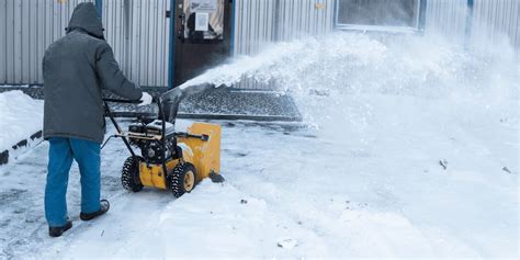Fotografia špeciálnej letiskovej techniky pre zimnú údržbu, napr. snehové frézy alebo zametače