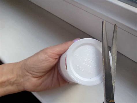 schematická ilustrácia: kroky tvorby odtokových otvorov nožnicami na kelímku