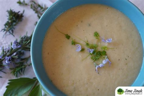 Hotové jedlo z bôbu servírované s čerstvými bylinkami a olivovým olejom