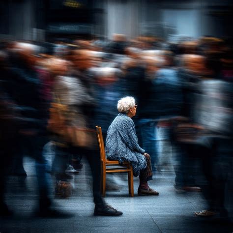 osoba sediaca na stoličke