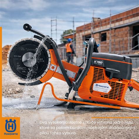 Detailné zábery procesu rezania otvoru, lepenia polystyrénových dosiek a zasypávania slamou.