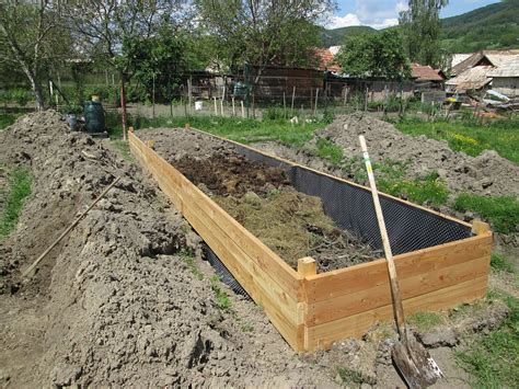 Schéma rozdielu medzi vyvýšeným záhonom a kvetináčom
