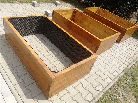 Koláž rôznych typov vyvýšených záhonov (drevený, gabionový, betónový)