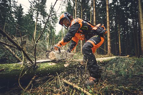 Tematická fotografia záhradných nožníc STIHL pri práci v záhrade