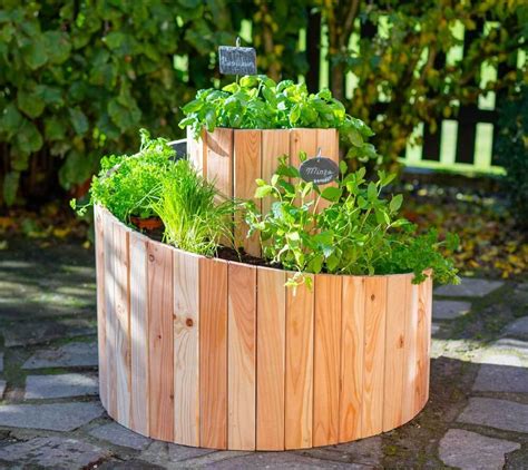 Pestovanie rôznych druhov byliniek vo vertikálnych hrantíkoch