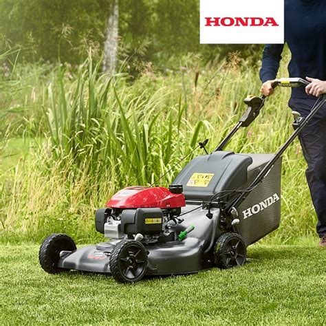 Ilustračná fotografia benzínovej kosačky Honda s pojazdom v akcii