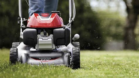 Schéma porovnávajúca rôzne modely kosačiek Honda s ich hlavnými parametrami