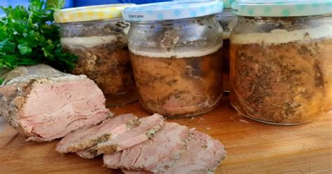 fotografia senného nálevu v zaváraninovom pohári, pripraveného na kultiváciu