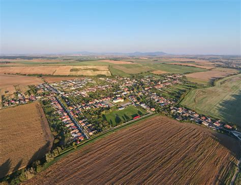 Tematická fotografia krajiny Trnavského kraja s vinohradmi a poľnohospodárskymi plochami