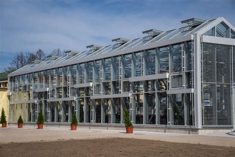 Infografika: moderný skleník s riadenou klímou a obnoviteľnými zdrojmi