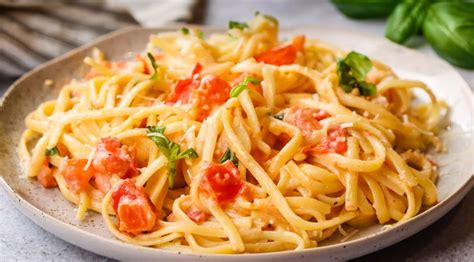 Fotografia farmárskeho stánku s čerstvými rajčinami