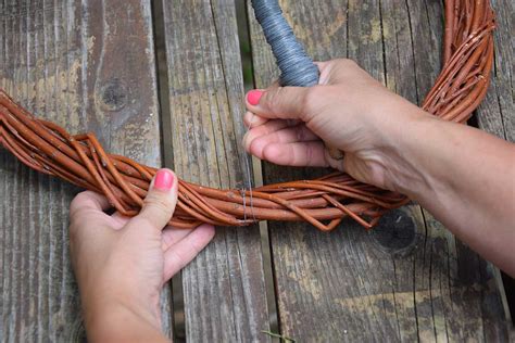 Ilustrácia postupného viazania vetvičiek na korpus venca s drôtom.