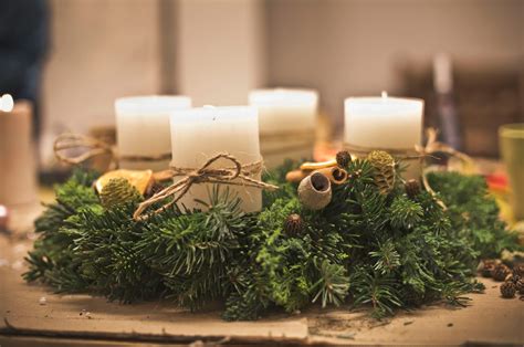 Koláž rôznych štýlov adventných vencov, od tradičných po moderné a netradičné.