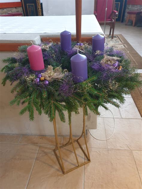 Koláž adventných vencov v rôznych farebných kombináciách: biela, ružová, červená, strieborná, fialová, biela a zlatá.