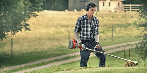 Rôzne typy záhradnej techniky (kosačky, píly, krovinorezy) od značiek Husqvarna a Stihl