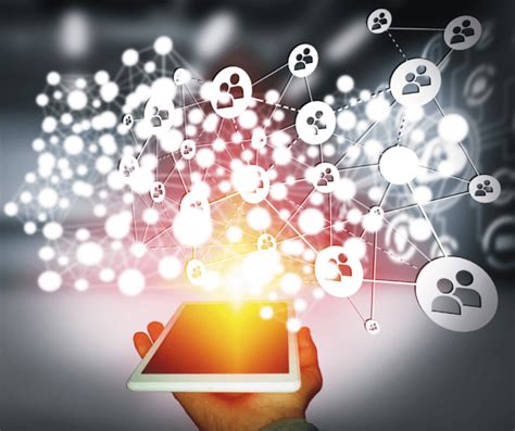 Ilustrácia znázorňujúca rôzne zdroje dát (webové stránky, CRM, sociálne siete, senzory)