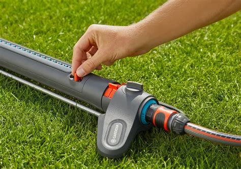 Detail oporných pätiek a materiálu zavlažovača GARDENA AquaZoom S