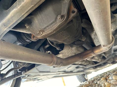 Detailný pohľad na podvozok kosačky počas čistenia