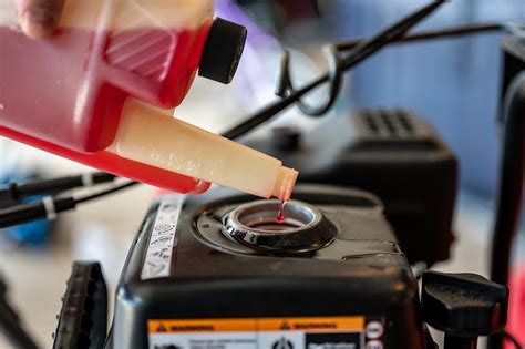 Ilustrácia výmeny oleja v motore kosačky