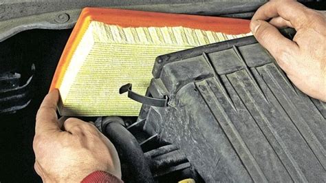 Ilustrácia čistenia vzduchového filtra kosačky