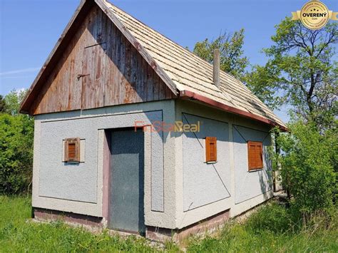 ilustračná fotografia tradičného viničného domčeka s klenbovou pivnicou a udržiavaným vinohradom