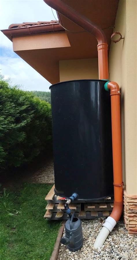 Porovnanie nadzemného suda a podzemnej nádrže na dažďovú vodu