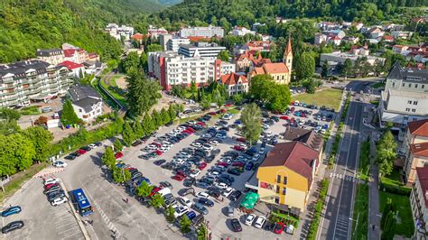 Pohľad na hotel Oleander z vtáčej perspektívy s bazénmi a plážou