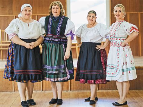 farebné rómske kroje