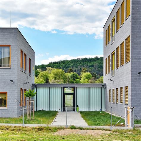 školský areál s vyvýšenými záhonmi a bylinkovou špirálou