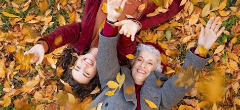 ilustračné foto kvitnúceho muchovníka na jar a jeho premeny na jeseň s pestrofarebnými listami