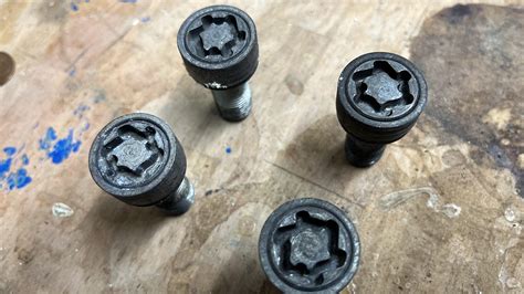 Ilustrácia rôznych typov bezpečnostných skrutiek na kolesá s montážnym adaptérom