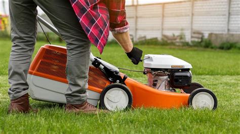 Fotografia záhradnej kosačky v prevádzke