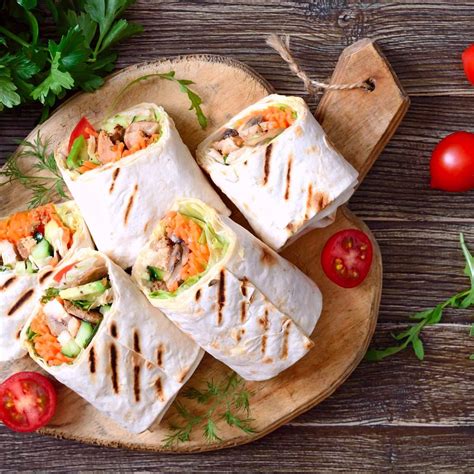 Hotový wrap s kuracím mäsom, pestom a zeleninou