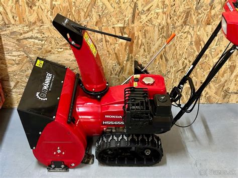 Snežná fréza SF-55 v akcii pri odpratávaní snehu.