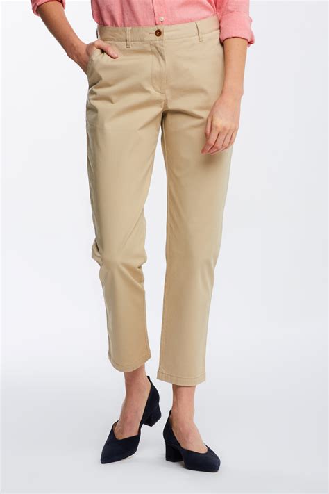 Detail strojom šitého lemu nohavíc s dlhším rovným stehom.