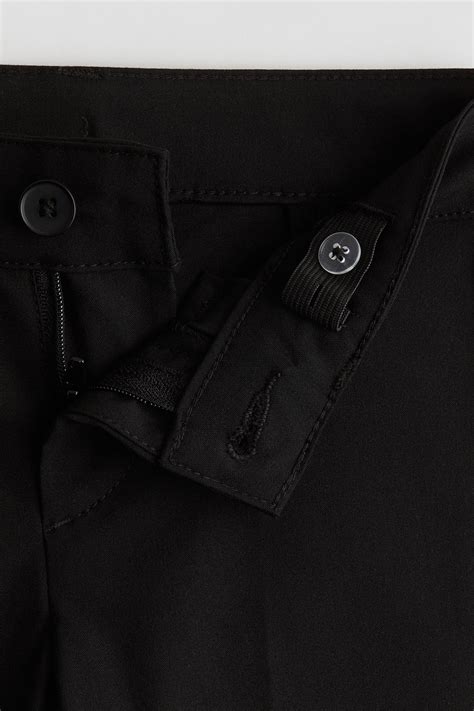 Ilustrácia prišívania odstrihnutého originálneho lemu späť na skrátené nohavice.