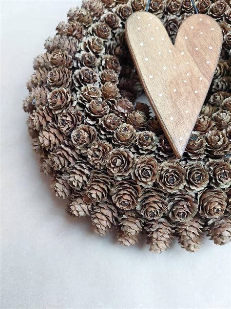 Štruktúra smrekového stromu s details ihlíc a šišiek