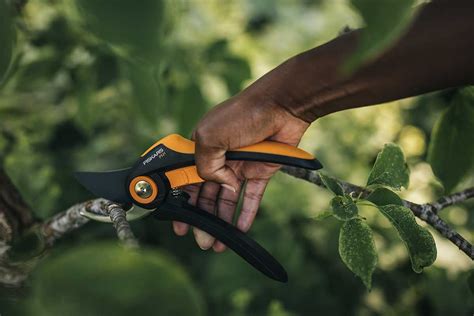 Detailný záber na ergonomickú rukoväť a protišmykový povrch nožníc Fiskars