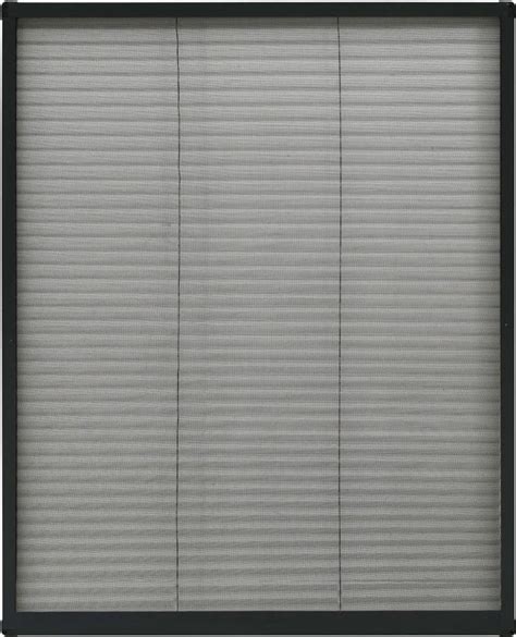 Fotografia okna so sieťkou proti hmyzu