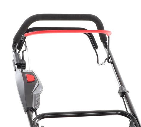 Detailný pohľad na ovládací panel a ergonomické madlo kosačky VeGA 46S ECO