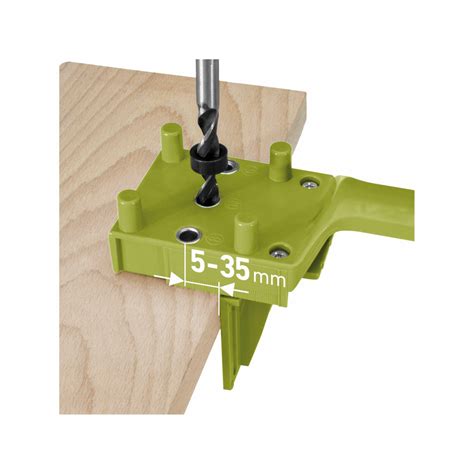 Schéma vŕtania dier do pňa pre aplikáciu soli