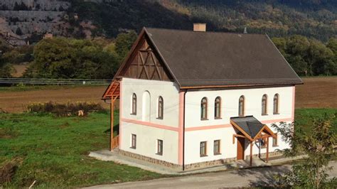 Detailná fotografia kvitnúcich záhonov v záhradníctve Gombasek