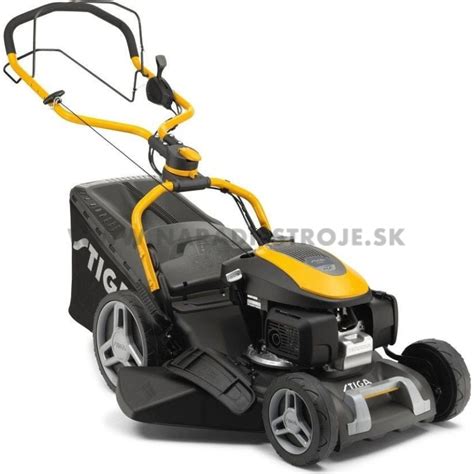 Tematická fotografia kosačky STIGA Combi 753 V s motorom Honda v akcii na trávniku