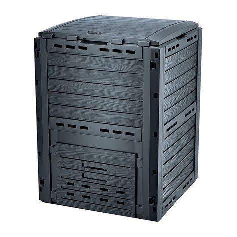 Rôzne typy kompostérov: otvorená drevená konštrukcia, plastový uzatvorený kompostér, kompostová hromada