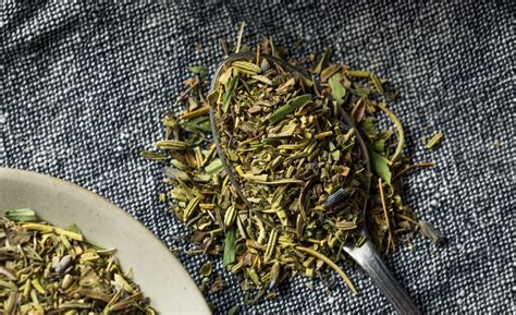 Zmes sušených byliniek v drevenej miske