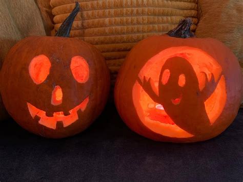 Ilustrácia vyrezanej halloweenskej tekvice so svietiacou tvárou v tme