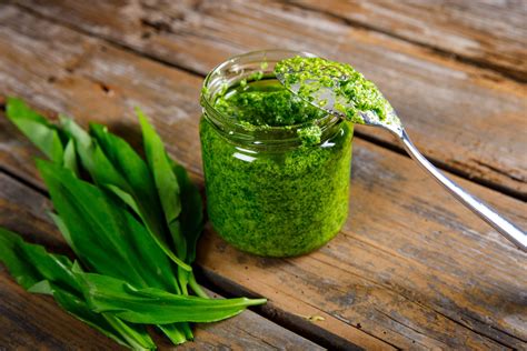 rôzne spracované produkty z medvedieho cesnaku