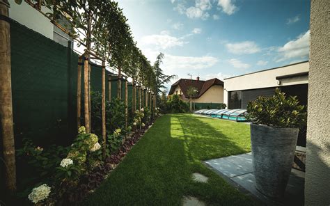 Záhradný priestor s kvalitnou výsadbou a dizajnovými prvkami