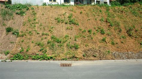 Schéma vrstvenia svahu: drenáž, protierózna sieť, výsadba rastlín a kotevné prvky