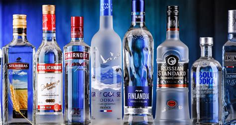 Schéma znázorňujúca proces miešania číreho alkoholu (vodky) s alkoholovou esenciou v odmernej nádobe